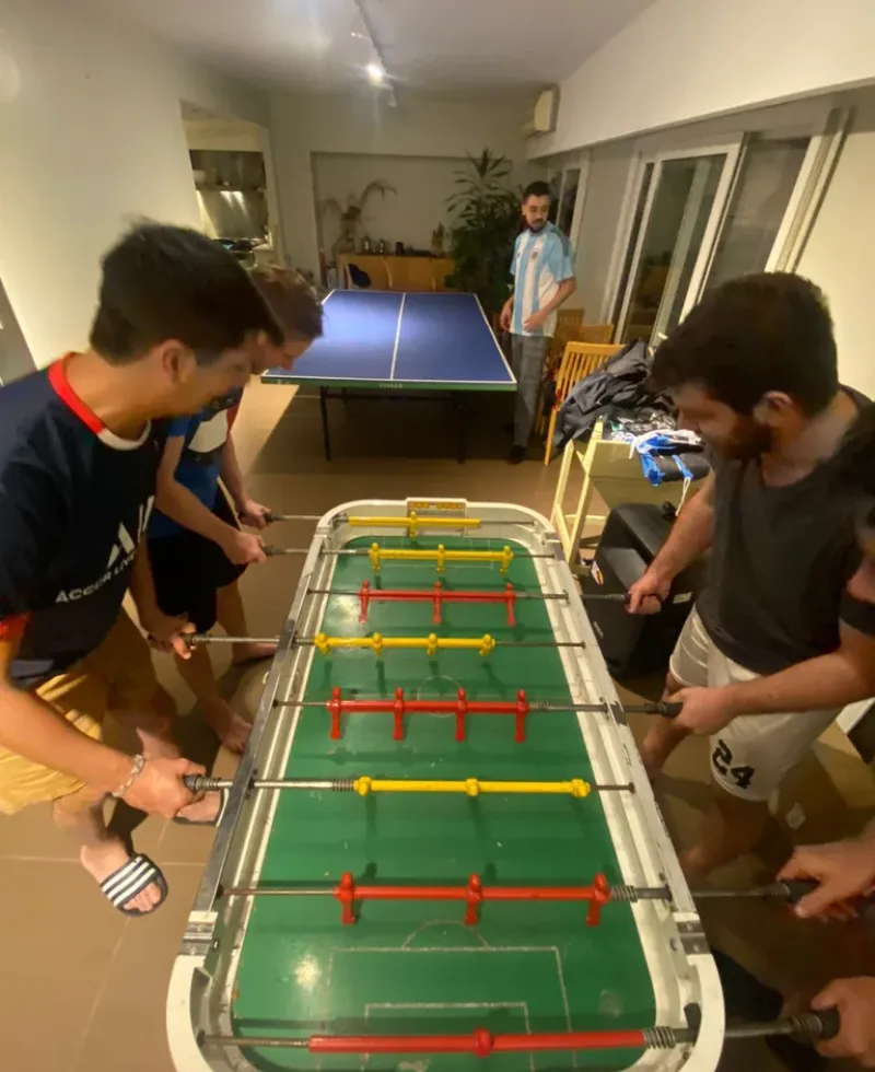 La "Casa del Mundial": la historia de 10 amigos que se fueron a vivir juntos durante todo un mes y a ver todos los partidos El Ministerio de Entretenimiento de la Casa fue el encargado de gestionar un ping pong y un metegol.