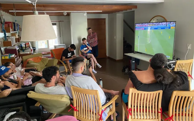 La "Casa del Mundial": la historia de 10 amigos que se fueron a vivir juntos durante todo un mes y a ver todos los partidos El grupo se reúne a ver los partidos del Mundial.