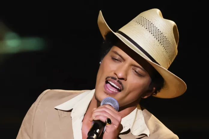 Bruno Mars actuando en concierto durante The Romantic Tour 2026