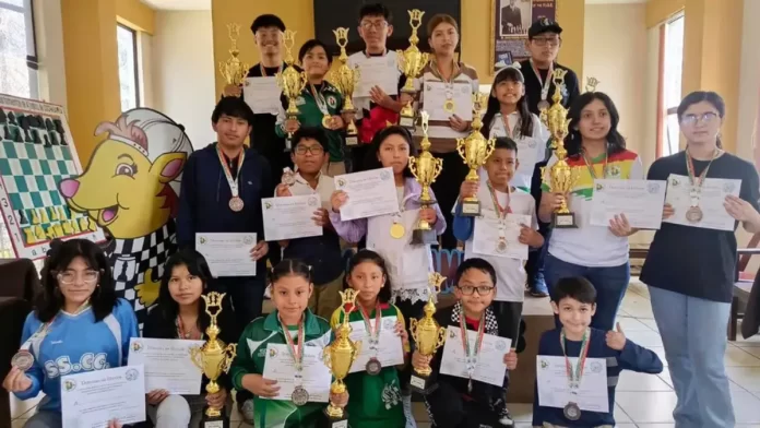 Estudiantes bolivianos que integran la selección para el Panamericano Escolar de Ajedrez