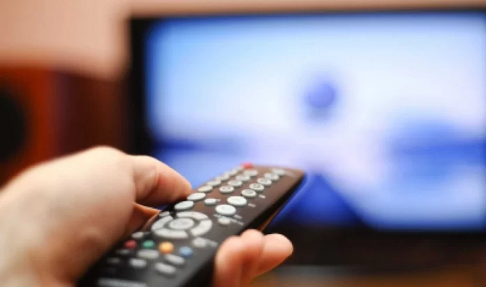 Pantalla de televisión mostrando el conteo regresivo del apagón analógico en Bolivia previo al inicio de la TDT en mayo de 2026