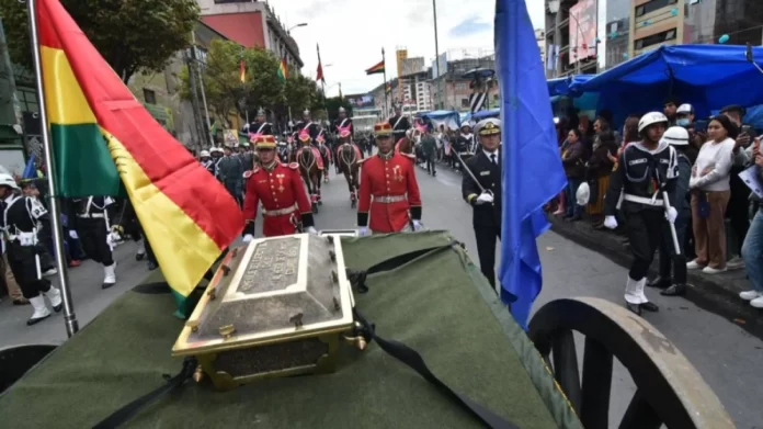 Integrantes de la Armada Boliviana transportan el féretro con los restos de Eduardo Abaroa durante los actos del Día del Mar 2026 en La Paz, Bolivia