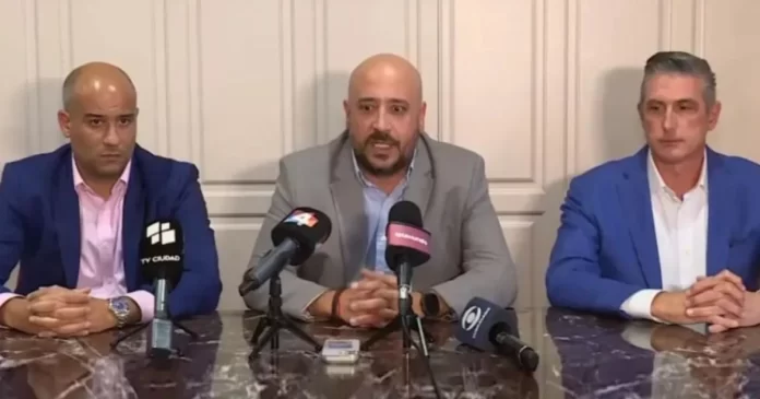 Agentes de la DEA custodian a Sebastián Marset durante su expulsión de Bolivia hacia Estados Unidos el 13 de marzo de 2026