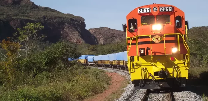 Autoridades y representantes del sector productivo boliviano durante la cumbre de política ferroviaria realizada en Santa Cruz de la Sierra el 8 de abril de 2026
