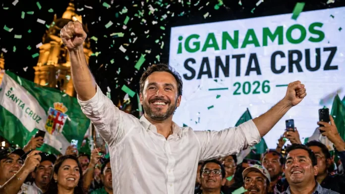Juan Pablo Velasco, gobernador electo de Santa Cruz, celebra su triunfo tras ganar con el 56,97% en las elecciones subnacionales 2026 en Bolivia