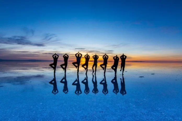 Salar de Uyuni en Bolivia con efecto espejo durante temporada de lluvias, destacado por Time Out entre los destinos más bellos del mundo
