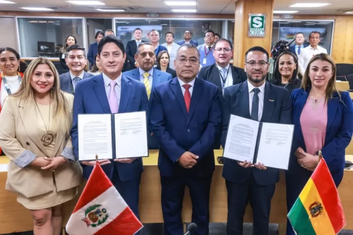 Autoridades de Bolivia y Perú durante la firma del acuerdo que amplía los derechos aerocomerciales y fortalece la conectividad aérea