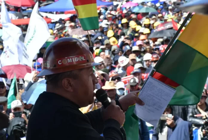Trabajadores y dirigentes de la Central Obrera Boliviana durante el cabildo en El Alto donde se declaró el paro indefinido en mayo de 2026