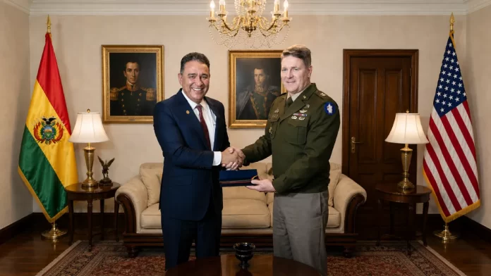 Reunión entre el ministro de Defensa de Bolivia y el general del Ejército Sur de Estados Unidos en La Paz en 2026