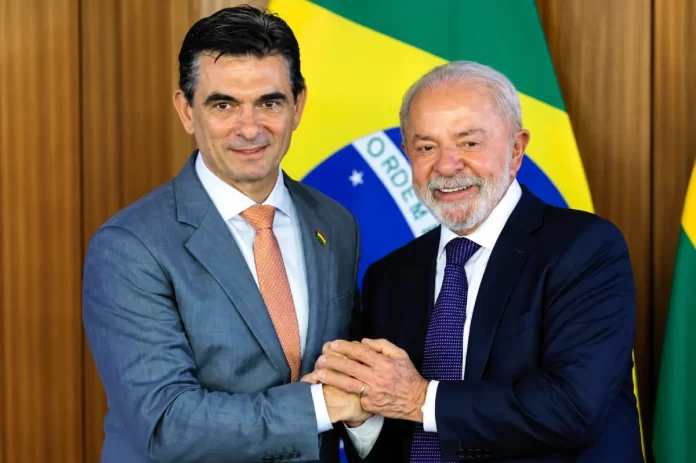 El presidente boliviano Rodrigo Paz y el presidente brasileño Lula da Silva durante la Cumbre del Mercosur en Paraguay, donde Bolivia busca integrarse al corredor bioceánico Atlántico-Pacífico.